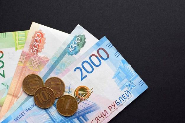 Число вакансий с зарплатой от 100 тысяч рублей в 2023 году выросло на 31,8%